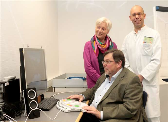 Das Ehepaar Bernd und Monika Schiffarth spendeten u. a für einen Therapiearbeitsplatz für die neurologische Rehabilitation, rechts Chefarzt Dr. Thomas Lepping.Fotos: SES
