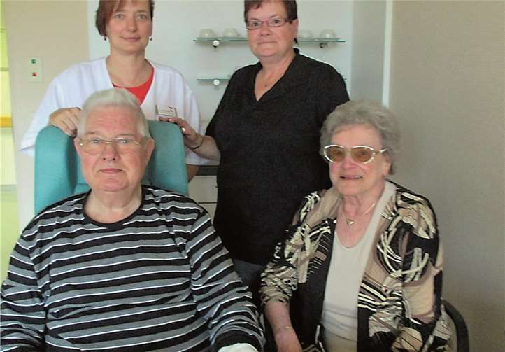 Das Ehepaar Carola und Bernhard Hertz (vorn) feierte mit Christina Söller (hinten links) und Tochter Petra Gäb.privat