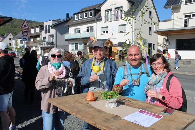 Das Ehepaar Cools (links) kommt seit 36 Jahren nach Dernau, hier flankiert von Gästen aus Eschweiler.
