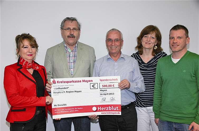 Das Ehepaar Doris und Harald Diederich (li.) überreicht als vierfacher Franchisepartner von McDonald`s einen Scheck über 500 Euro an den Hospizverein, den Geschäftsführer Walter Klaes (Mitte) sowie die hauptamtlichen Hospizfachkräfte Ursula Wolf und Guido Adams erfreut anstelle des erkrankten Vorsitzenden Dr. Michael Maasberg entgegen nehmen. -WE-