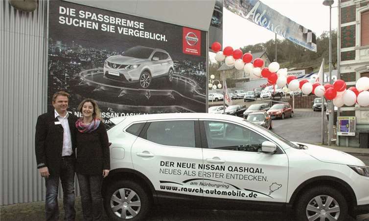 Das Ehepaar Eddy und Judith Rausch am neuen Nissan Qashqai.UM