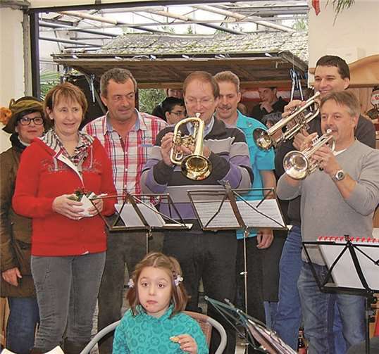 Das Ehepaar Franz-Josef und Hannelore Kraus lauschen zusammen mit Besuchern der Ausstellung den weihnachtlichen Klängen ihrer musikalischen Freunde.FA