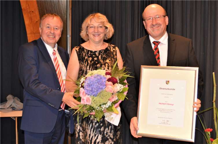 Das Ehepaar Georgi mit Landrat Dr. Jürgen Pföhler.-AB-