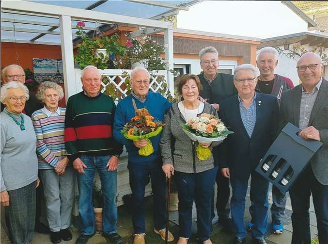 Das Ehepaar Heinz und Vroni Ring (Mitte) im Kreise der Gratulanten.  Foto: privat