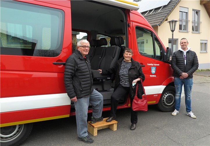 Das Ehepaar Henk war eines der ersten, das von der Freiwilligen Feuerwehr (Fahrer hier: Kay Wühle) zum Impfzentrum nach St. Augustin gefahren wurde. Foto: Gemeinde Wachtberg