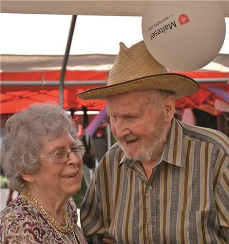 Das Ehepaar Kiel lebt im Malteser Seniorenheim Marienheim und nutze das Sommerfest für ein Tänzchen.