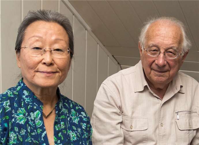 Das Ehepaar Kimiko und Arnd Dolge spielt gemeinsam auf einem Flügel beim ersten Stadthauskonzert in Selters. dolge-duo