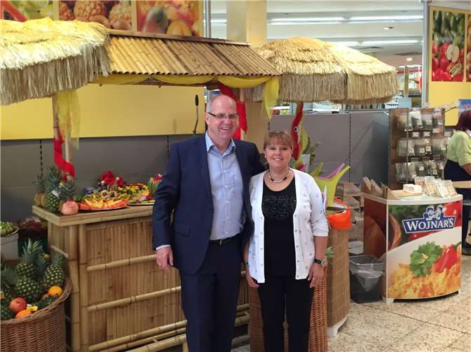 Das Ehepaar Koch im liebevoll eingerichteten REWE Hoffmann in Höhr-Grenzhausen. Hier spürt man, wie viel Herzblut im Geschäft steckt. Privat