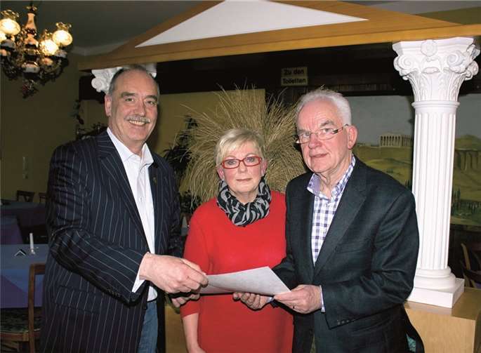 Das Ehepaar Krämer wird für zehnjährige Mitgliedschaft geehrt.