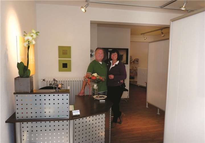 Das Ehepaar Lorenz am Empfang ihrer Physiotherapie-Praxis. Fotos: FREå