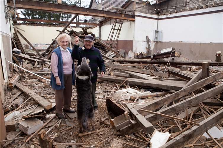 Das Ehepaar Maria und Hermann Byhahn mit Hund Sammy in den Ruinen des Schwalbensaales. Fotos: -JOST- 