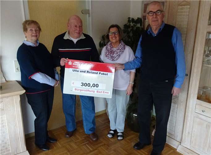 Das Ehepaar Papst spendet der Bürgerstiftung Bad Ems 300 Euro (v.l.n.r.: Anny Neusen, Roland Papst, Ulla Papst und Wilhelm Augst).Foto: Bürgerstiftung Bad Ems