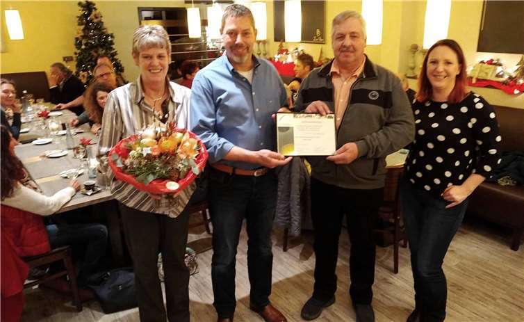 Das Ehepaar Ralph (2. von rechts) und Brigitte Schneider (links) wurde aufgrund seiner jahrzehntelangen Verdienste für den RV Dierdorf geehrt. Marco Grebe (2. von links) und Katharina Cardinale (rechts) vom Vereinsvorstand überreichten Urkunde und Blumenstrauß.privat