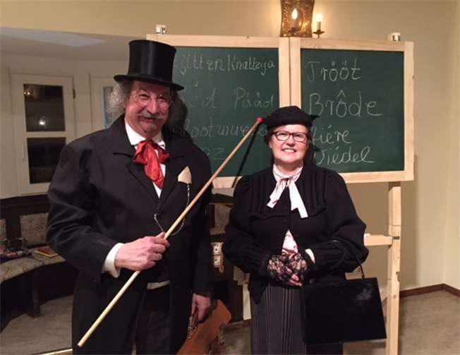 Das Ehepaar Schleier brachte den Zuhörern auf gewohnt unterhaltsame Weise den rheinischen Dialekt nahe. privat