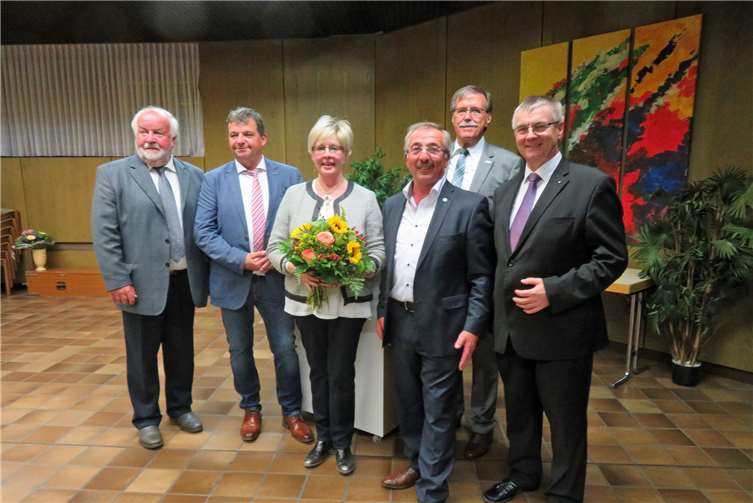 Das Ehepaar Schneichel, umrahmt von Verbandsgemeinde-Bürgermeister Klaus Bell und Landrat Dr. Alexander Saftig sowie den Beigeordneten Lothar Büchel und Walter Kill.MKA