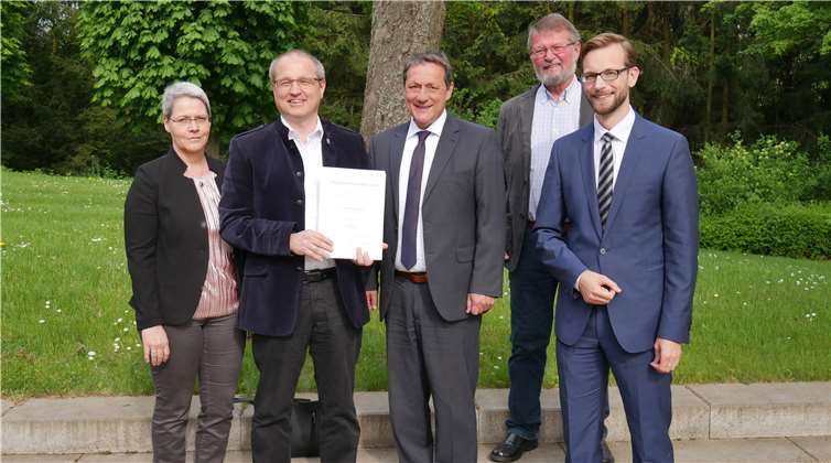 Das Ehepaar Siry (li.) freut sich, aus Händen von Landrat Achim Schwickert die Ehrennadel des Landes entgegen zu nehmen. Auch Großholbachs Ortsbürgermeister Michael Kohlhaas und Verbandsgemeindebürgermeister Ulrich Richter-Hopprich (re.) bedankten sich für Mario Sirys überaus großes Engagement.GBA