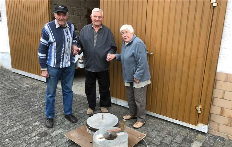 Das Ehepaar Trudi und Josef Franzen gemeinsam mit Bernhard Gemein (Mitte).Privat