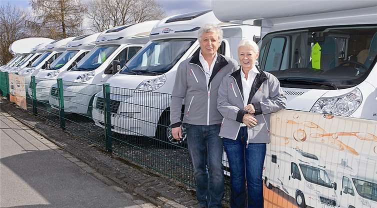 Das Ehepaar Vogel hat eine umfangreiche Auswahl an Wohnmobilen und einen exzellenten Service zu bieten.WT