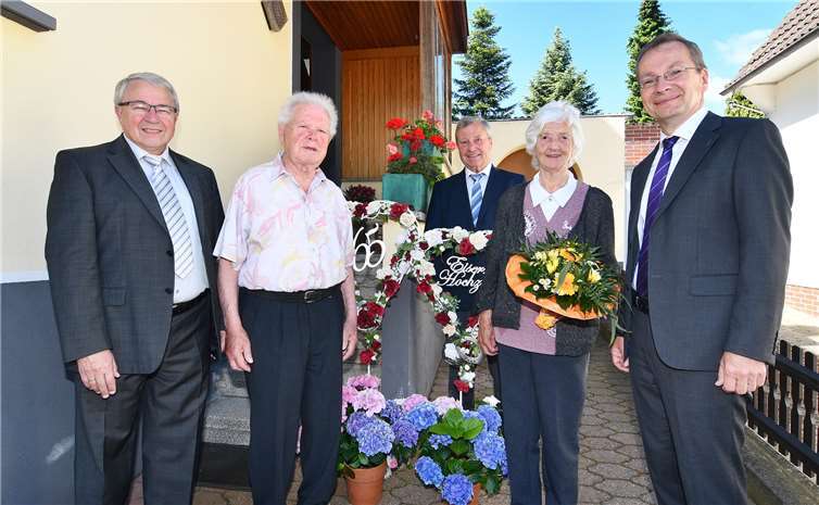 Das Ehepaar Weingartz feierte ihren 65. Hochzeitstag und erhielten zahlreiche Glückwünsche u.a. von Bürgermeister Andreas Geron und Ortsvorsteher Manfred Kistner. Foto: -RASCH-