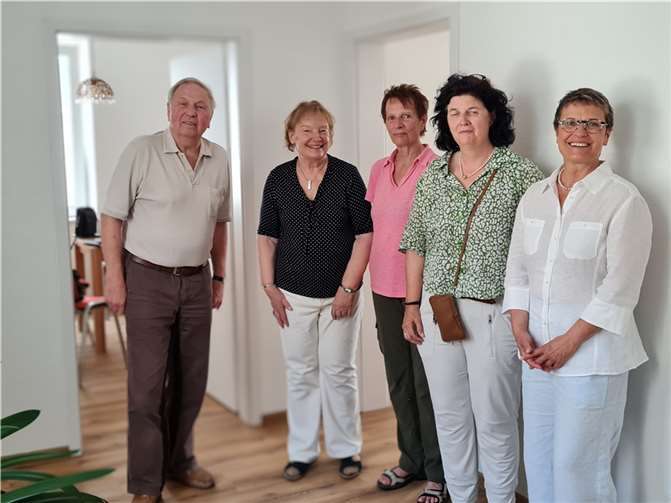 Das Ehepaar Willi und Ursula Gröninger übergibt die neuen Räumlichkeiten an die Beraterinnen Heike Hartkorn und Brigitte Kazmarek-Lang sowie Vorsitzende Lilo Kohl.  Foto: Detlef Dillmann