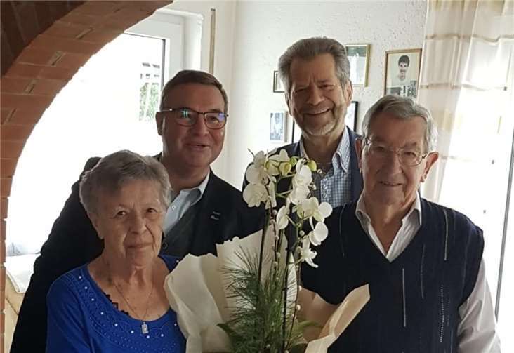 Das Ehepaar mit Gratulanten.  Foto: Dietmar Antwerpen