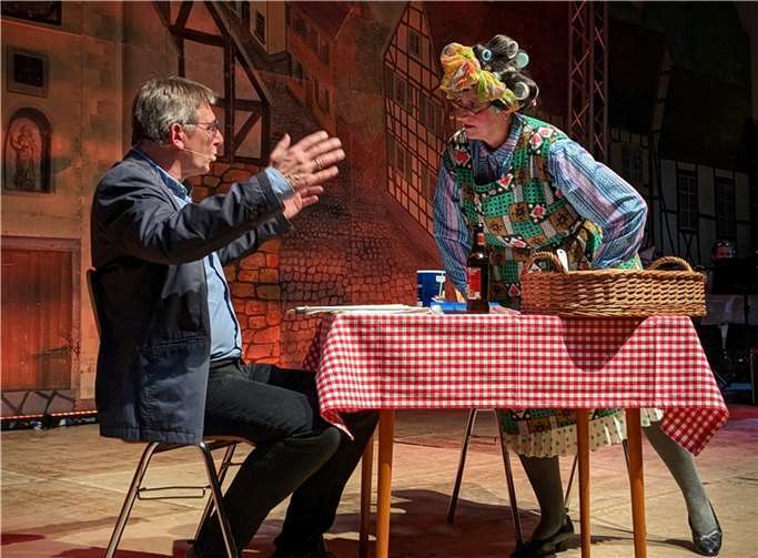 Das Ehepaar vom Grendel (Ortsbürgermeister Roland Thelen mit Sonja Frericks) unterhielt die Zuschauer.