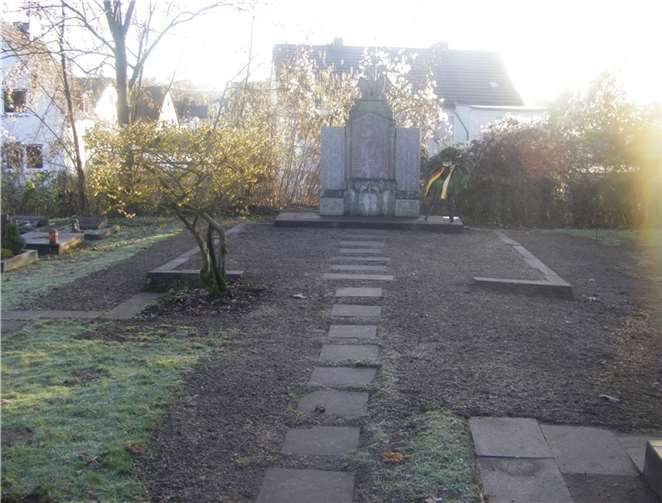 Das Ehrendenkmal ist nach der Freilegung wieder als Solches zu erkennen. privat