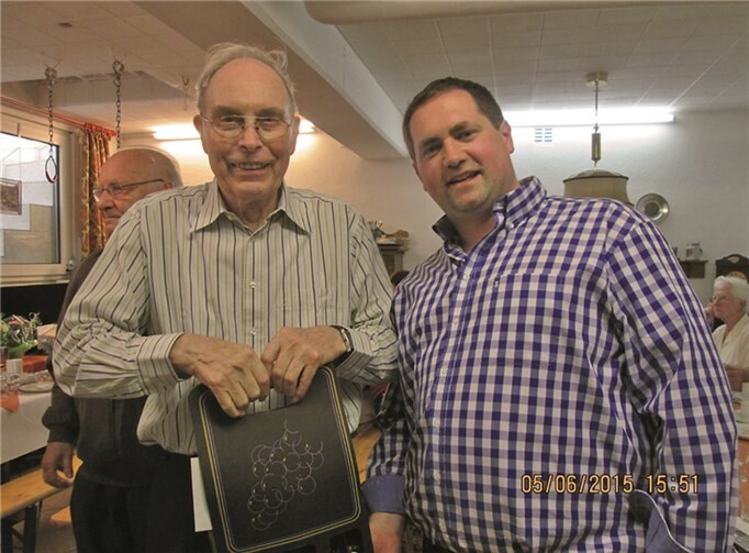 Das Ehrenmitglied Toni Nördershäuser (links) erhält zu seinem 80 Geburtstag die besten Glückwünsche vom Vorsitzenden Ingo Dominik (rechts) im Auftrag des VdK Ortsverbandes Kobern-Gondorf.Privat