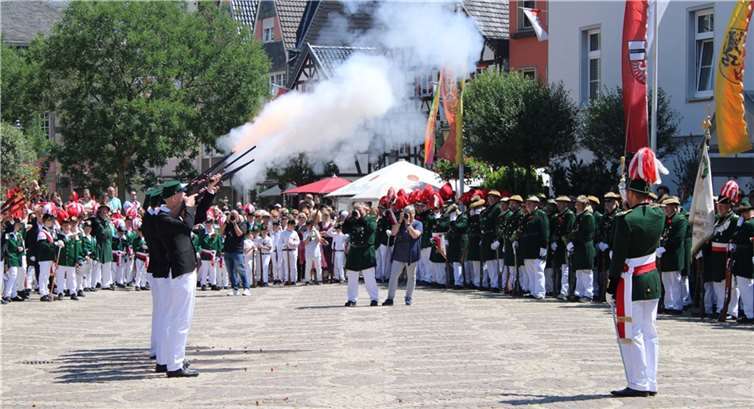 Das Ehrenschießen mit den lautstarken Büchsen hat eine lange Tradition.