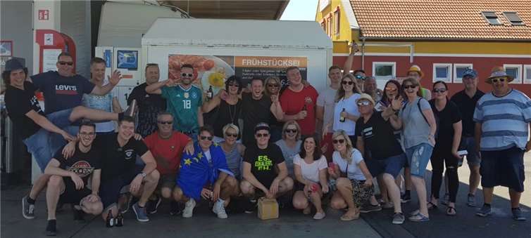 Das Eifel-Team bei der legendären Busfahrt von Rieden nach Rieden.Fotos: privat