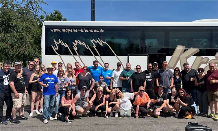 Das Eifel-Team bei der legendären Busfahrt von Rieden nach Rieden. (7. v. l.): Mister Rieden-Treffen, Peter Reuter, der einzige Mensch weltweit, der bei allen Rieden-Treffen bislang dabei war.