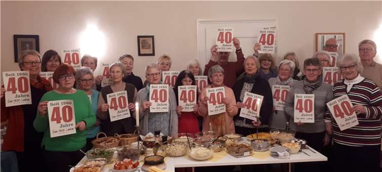 Das Eine-Welt-Laden-Team empfängt gemeinsam mit der stellvertretenden Vorsitzenden Karin Laier (l.) fröhlich das besondere neue Jahr, das das 40-jährige Jubiläum einläutet. Foto: privat