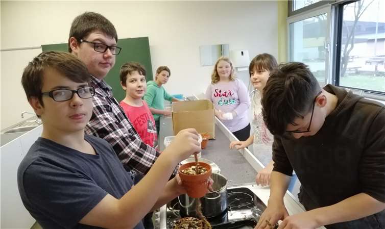 Das Einfüllen des Rindertalgs mit Sämereien,Nüssen und Körnern war nicht ganz einfach.