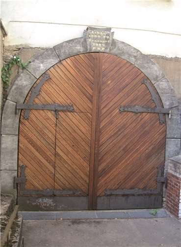 Das Eingangstor zum Apollinariskeller wird auch besucht. privat