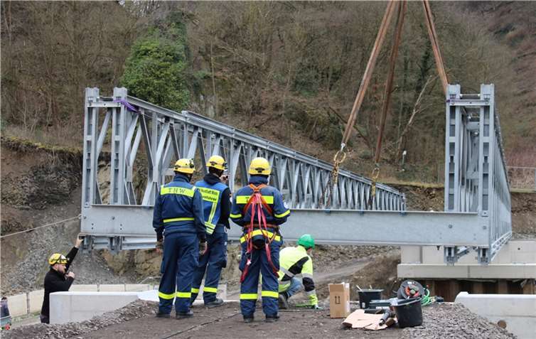 Das Einheben der Brücke ist Maßarbeit.