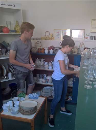 Das Einräumen des Geschirrs.