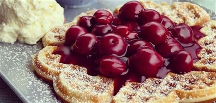 Das Einrichtungshaus Franke serviert selbstgebackene Waffeln it heißen Kirschen und Zimtsahne. privat