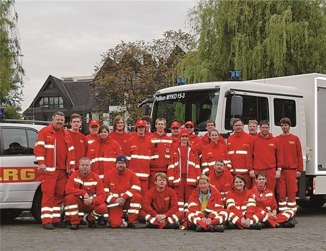 Das Einsatzteam der DLRG Andernach mit zwei Einsatzfahrzeugen am Tag der Rettungsübung. privat