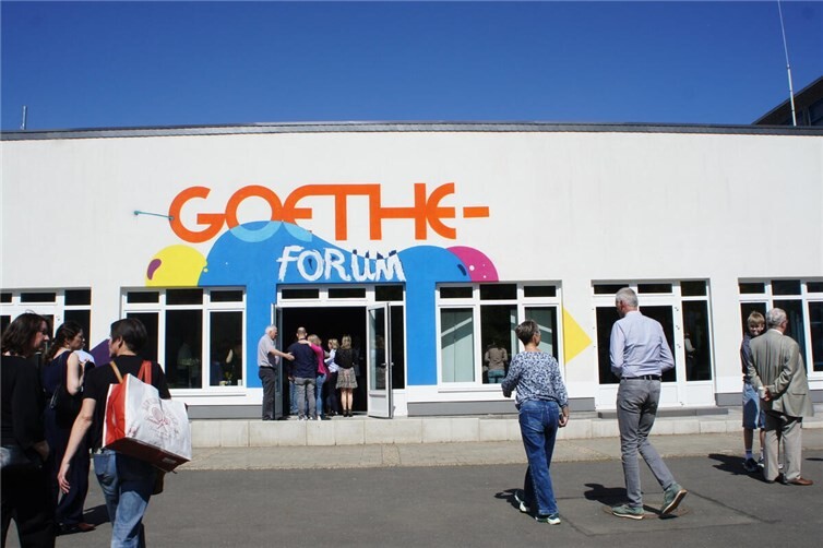 Das Eintreffen der Ehemaligen im Goethe-Forum