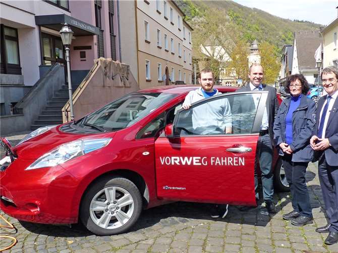 Das Elektroauto kommt die beiden nächsten Wochen beim Ordnungsamt der Verbandsgemeinde zum Einsatz. RWE-Kommunalbetreuer Thomas Hau (2. v.li.) übergibt das Elektro-Fahrzeug an Verbandsbürgermeister Helmut Probst, Niklas Asche vom zuständigen Fachbereich der Verbandsgemeinde und Politesse Astrid Schneid.