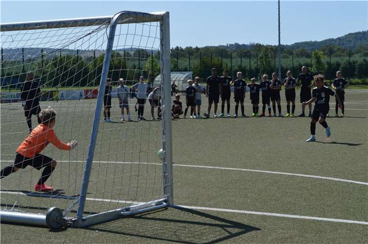 Das Elfmeterschießen der D (U12) Junioren beim VITO-Junior-Cup des SV Kripp.  Fotos: AB