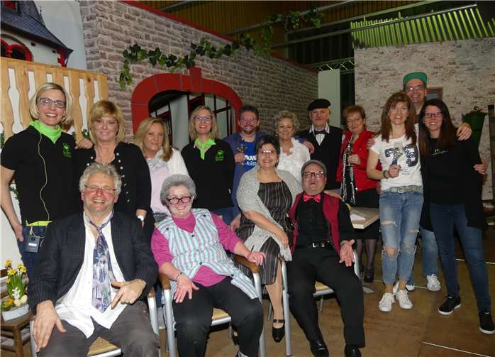 Das Ellenz-Poltersdforfer Theater-Ensemble „Feinherb“ erfreutemit dem Dreiakter „Wein, Weib und andere Katastrophen“. Fotos: -TE-