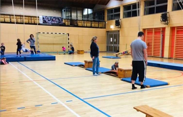 Das Eltern-Kind-Turnen findet immer dienstags ab 16:30 Uhr in der Turnhalle in Nickenich statt. Foto: Krings-Waldecker, Kerstin