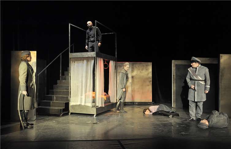„Othello“ - Liebe, Intrige und Tod Das Ende: Desdemona und Emilia (Ramona Schmid, 3.v.r.)sind tot, Ludovico (David Imper, 3.v.l.) und Montano(Hanno Dinger, 2.v.r.) entlarven Jago. Foto: Schlosstheater