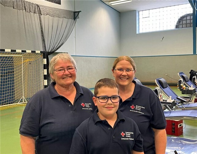 Das Engagement beim DRK ist für Monika Ackermann (li.), ihre Tochter Petra Knauf (re.) und Enkel Eric (mi.) eine Familien- und auch Ehrensache. (Foto: Leonie Degen / DRK-Ortsverein Weibern.)
