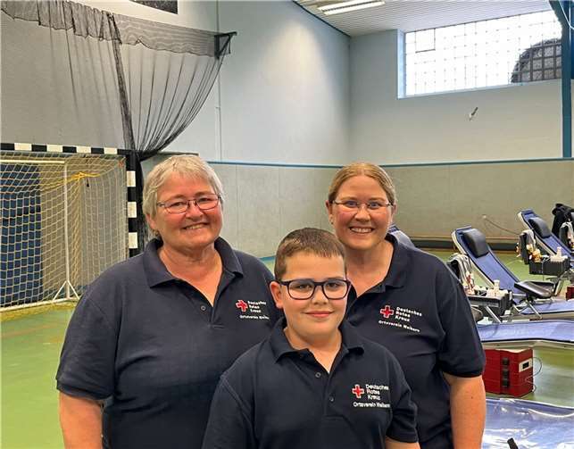 Das Engagement beim DRK ist für Monika Ackermann (li.), ihre Tochter Petra Knauf (re.) und Enkel Eric (mi.) eine Familien- und auch Ehrensache.  Foto: Leonie Degen / DRK-Ortsverein Weibern