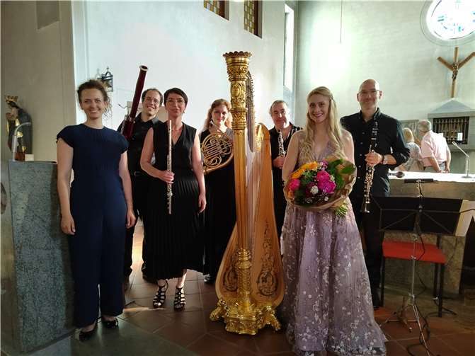 Das Ensemble Arabesques freut sich gemeinsam mit der Sopranistin Maria Isabella Jung (mit Blumenstrauß im Arm) über das gelungene Konzert. Fotos: Dietmar Ebi