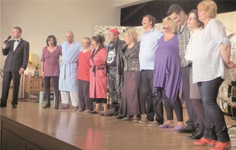 Das Ensemble „Die Bühnenkracher“ (v.li.): Markus Noll, Ilse Breitbach, Sascha Plönnes, Kevin Höhl, Marion Heuft, Dieter Rachul, Marlies Löcher, Ralf Arnold, Margot Engelberger, Daniel Knoll, Sarah Koll und Souffleuse Ulrike Rachul. -MKA-