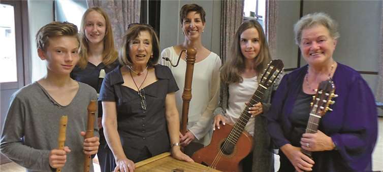 Das Ensemble Gisela Knebel freut sich über einen gelungenen Singnachmittag (v.l.n.r. David Zöll, Anni Fritzsche, Aloysia Schwäbig, Jeannine Gemein, Milena Grzesik und Gisela Knebel). Gemeinde Wachtberg