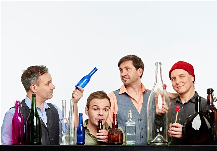 Das Ensemble GlasBlasSing macht Flaschen zu Musikinstrumenten. Foto: Yves Sucksdorff